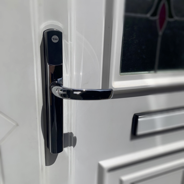 Keyless smart door lock